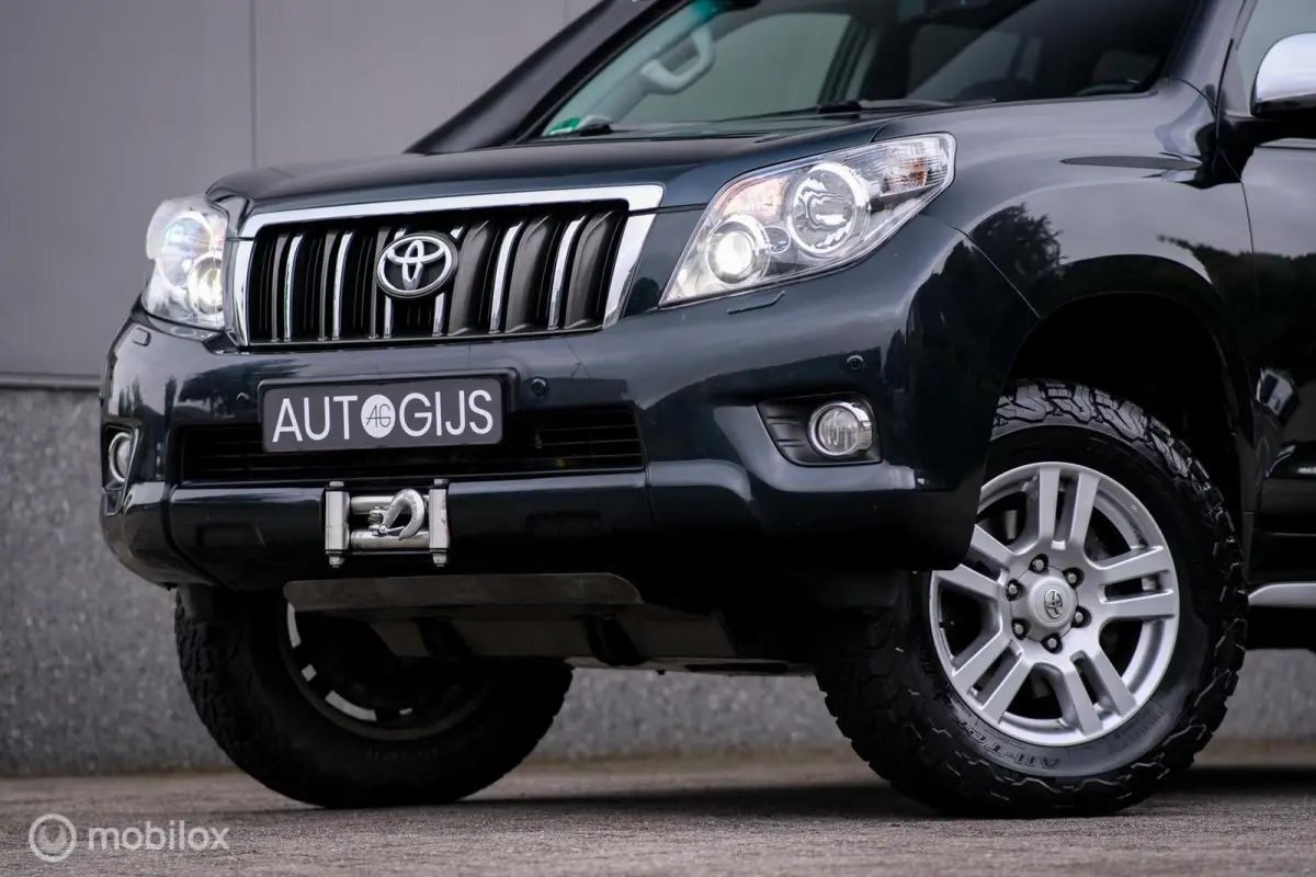LandCruiser 3.0 D-4D-F LX | 5 persoons | Dealer onderhouden | Zeer mooi | Lier | Snorkel | Liftkit | Trekhaak | Rijklaarprijs |