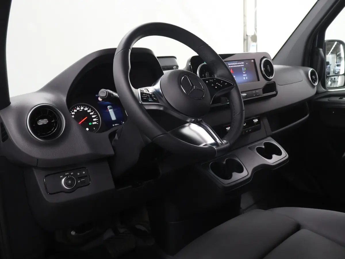 319 CDI | AUT. | L2 H2 | SCHUIFDEUR L+R | LED | NAVIGATIE | DISTRONIC | WINTERPAKKET | ALARM | APPLE CARPLAY/ANDROID AUTO | GEVEERDE BESTUURDERSSTOEL | 3500KG. AHW | BPM-VRIJ / 2024 |