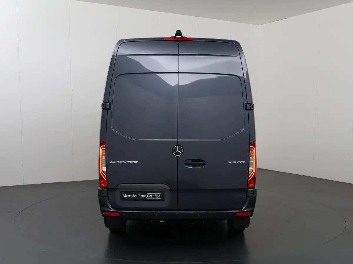 319 CDI | AUT. | L2 H2 | SCHUIFDEUR L+R | LED | NAVIGATIE | DISTRONIC | WINTERPAKKET | ALARM | APPLE CARPLAY/ANDROID AUTO | GEVEERDE BESTUURDERSSTOEL | 3500KG. AHW | BPM-VRIJ / 2024 |