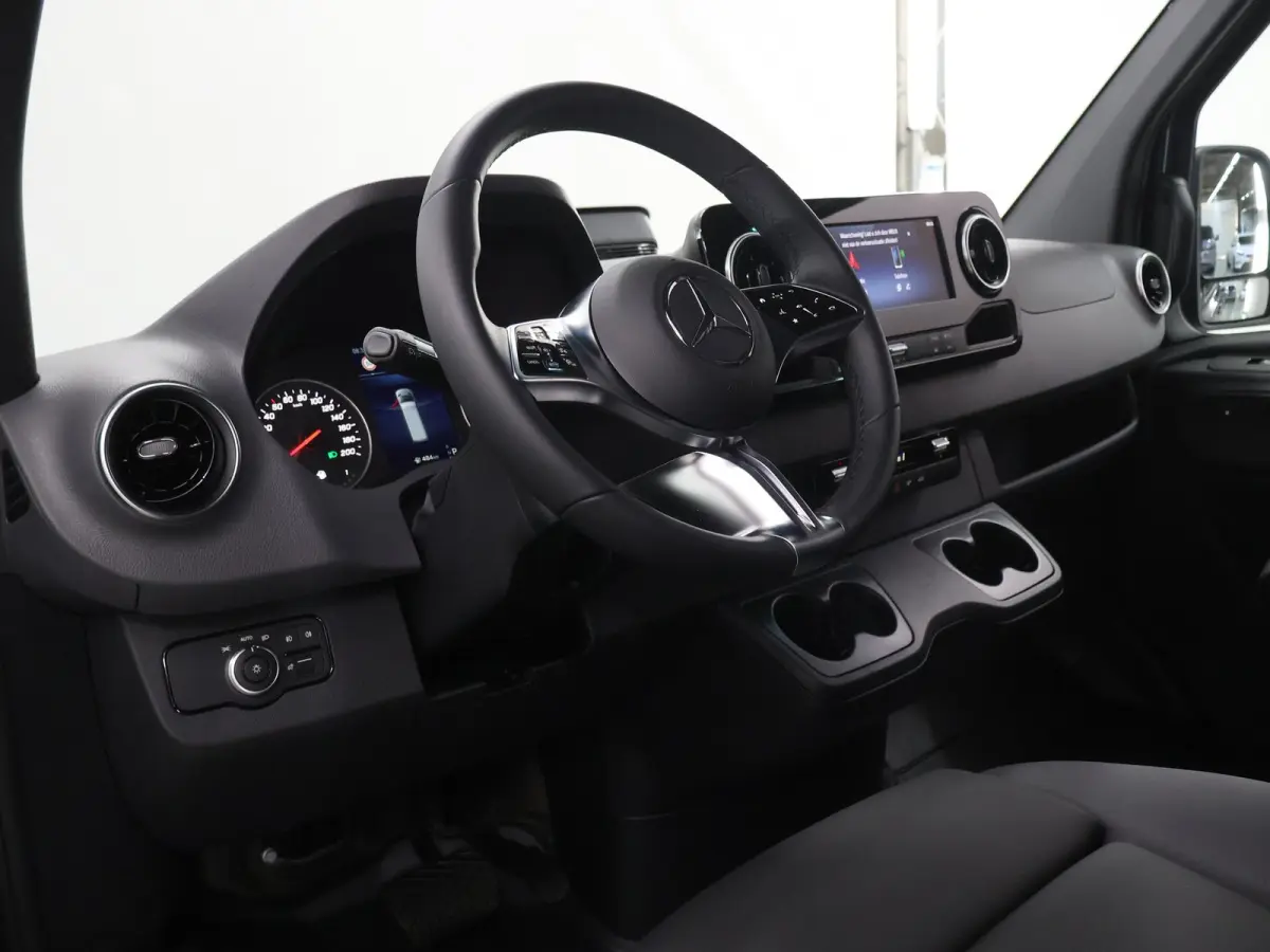 319 CDI | AUT. | L2 H2 | SCHUIFDEUR L+R | LED | NAVIGATIE | DISTRONIC | WINTERPAKKET | ALARM | APPLE CARPLAY/ANDROID AUTO | GEVEERDE BESTUURDERSSTOEL | 3500KG. AHW | BPM-VRIJ / 2024 |