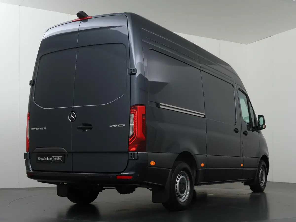 319 CDI | AUT. | L2 H2 | SCHUIFDEUR L+R | LED | NAVIGATIE | DISTRONIC | WINTERPAKKET | ALARM | APPLE CARPLAY/ANDROID AUTO | GEVEERDE BESTUURDERSSTOEL | 3500KG. AHW | BPM-VRIJ / 2024 |