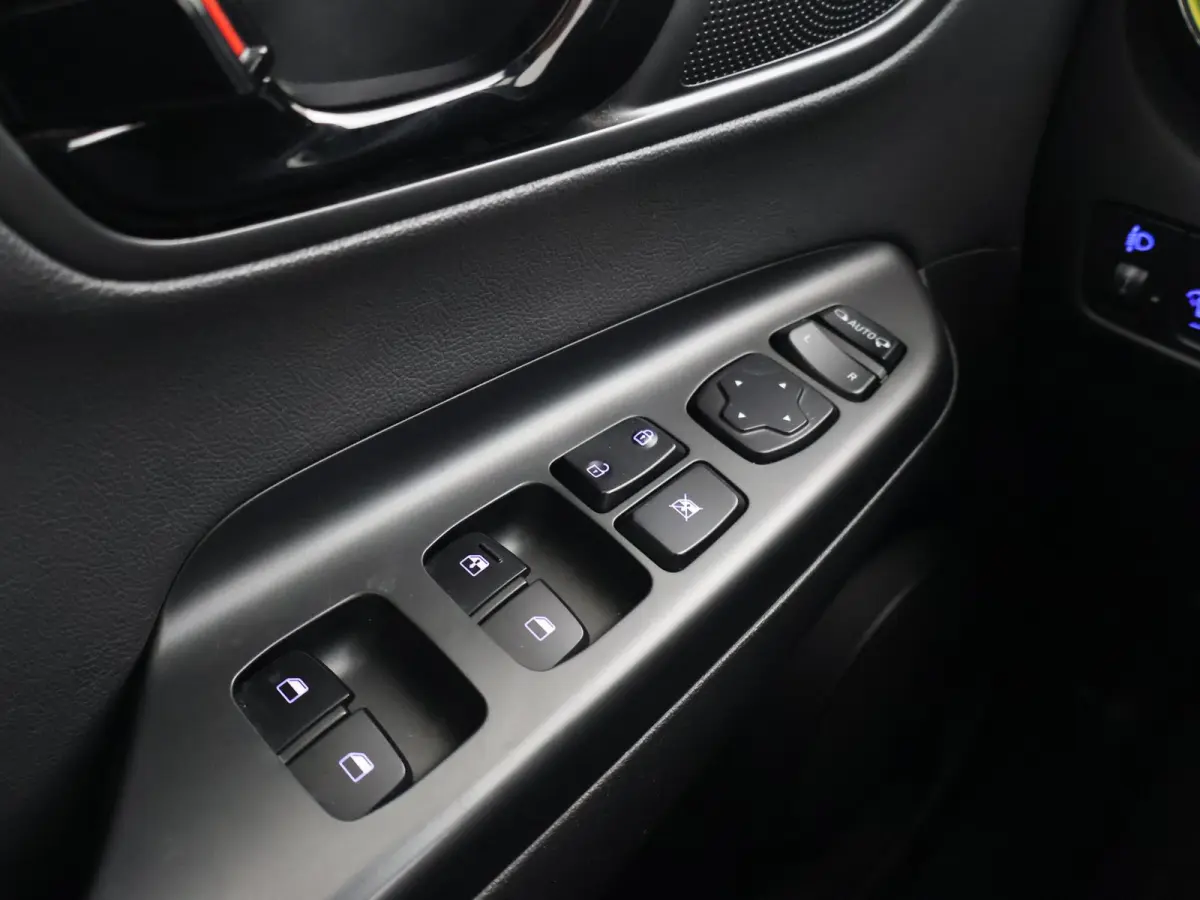1.0T FASHION + TREKHAAK | CAMERA | APPLE CARPLAY | ANDROID AUTO | 18 INCH LMV