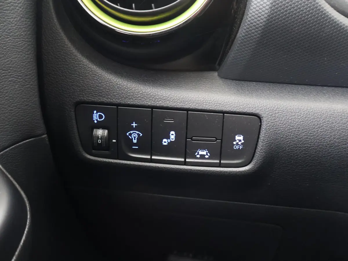 1.0T FASHION + TREKHAAK | CAMERA | APPLE CARPLAY | ANDROID AUTO | 18 INCH LMV