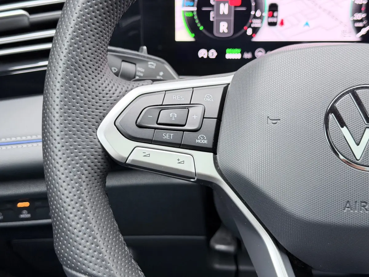 1.5 eHybrid R-Line Pano/360/Massage