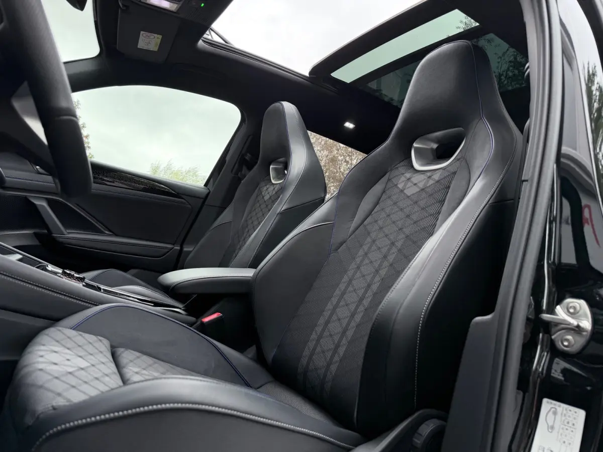 1.5 eHybrid R-Line Pano/360/Massage