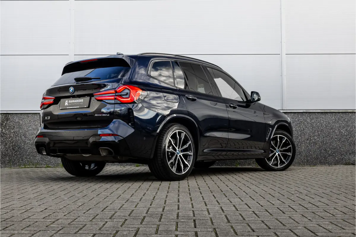 xDrive30e High Executive M-Sport Panorama / Electrische stoel / Trekhaak / Camera /