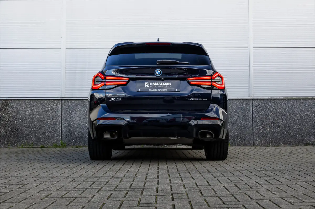 xDrive30e High Executive M-Sport Panorama / Electrische stoel / Trekhaak / Camera /