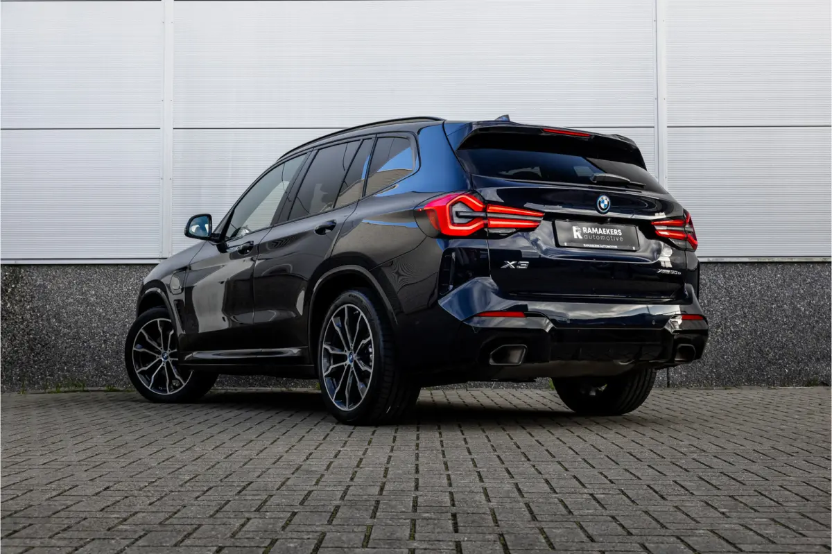 xDrive30e High Executive M-Sport Panorama / Electrische stoel / Trekhaak / Camera /