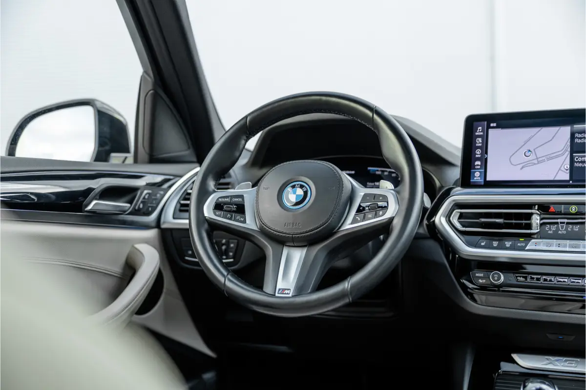 xDrive30e High Executive M-Sport Panorama / Electrische stoel / Trekhaak / Camera /