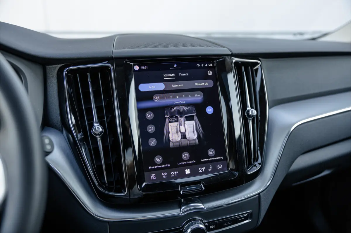 2.0 Recharge T6 AWD Panorama dak / Camera / Leder / Carplay / Android