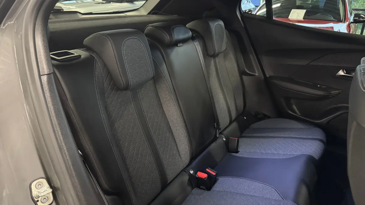 1.2 PURETECH 100PK ALLURE PACK / NAVI / LEDER / CLIMA / LED / PDC / 18" LMV / CAMERA / APPLE CARPLAY / ORG. NL. !!