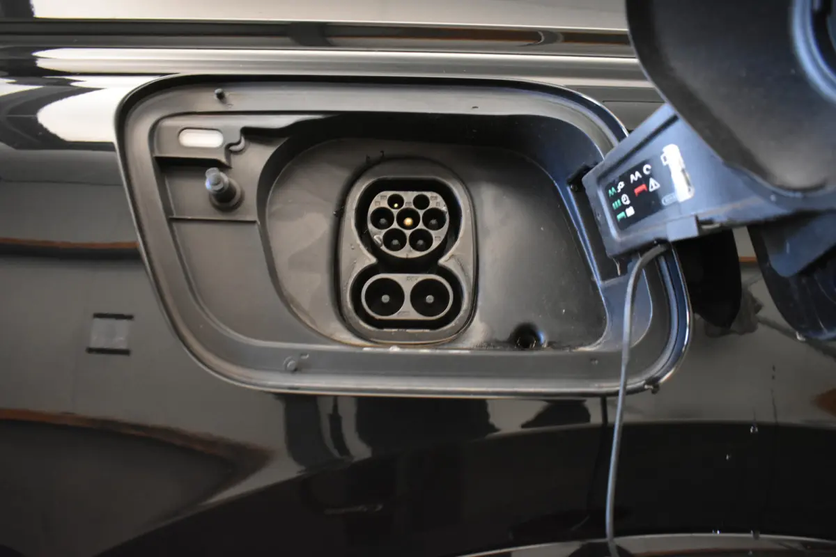 40 Launch edition Advanced 77 kWh Camera El aKlep+Trekh