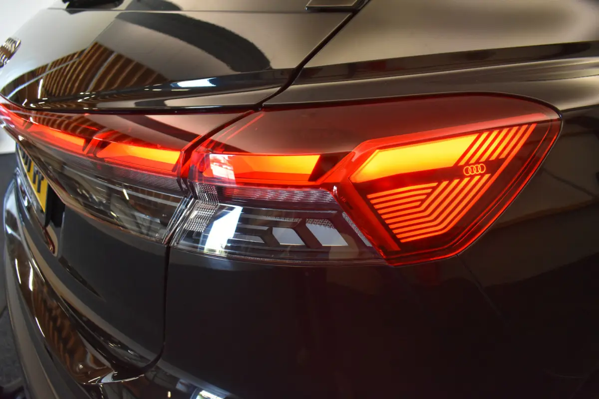 40 Launch edition Advanced 77 kWh Camera El aKlep+Trekh