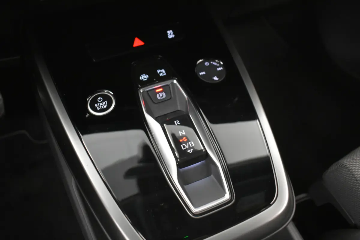 40 Launch edition Advanced 77 kWh Camera El aKlep+Trekh