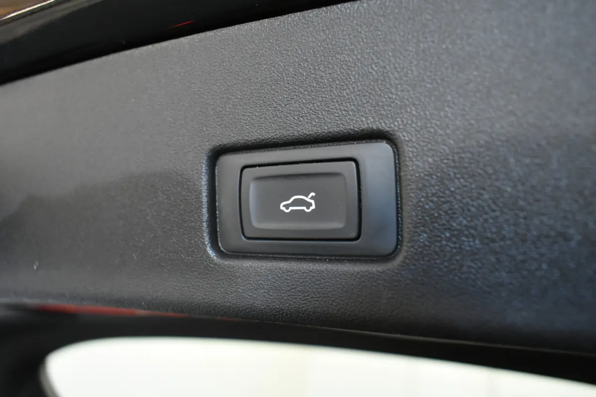 40 Launch edition Advanced 77 kWh Camera El aKlep+Trekh