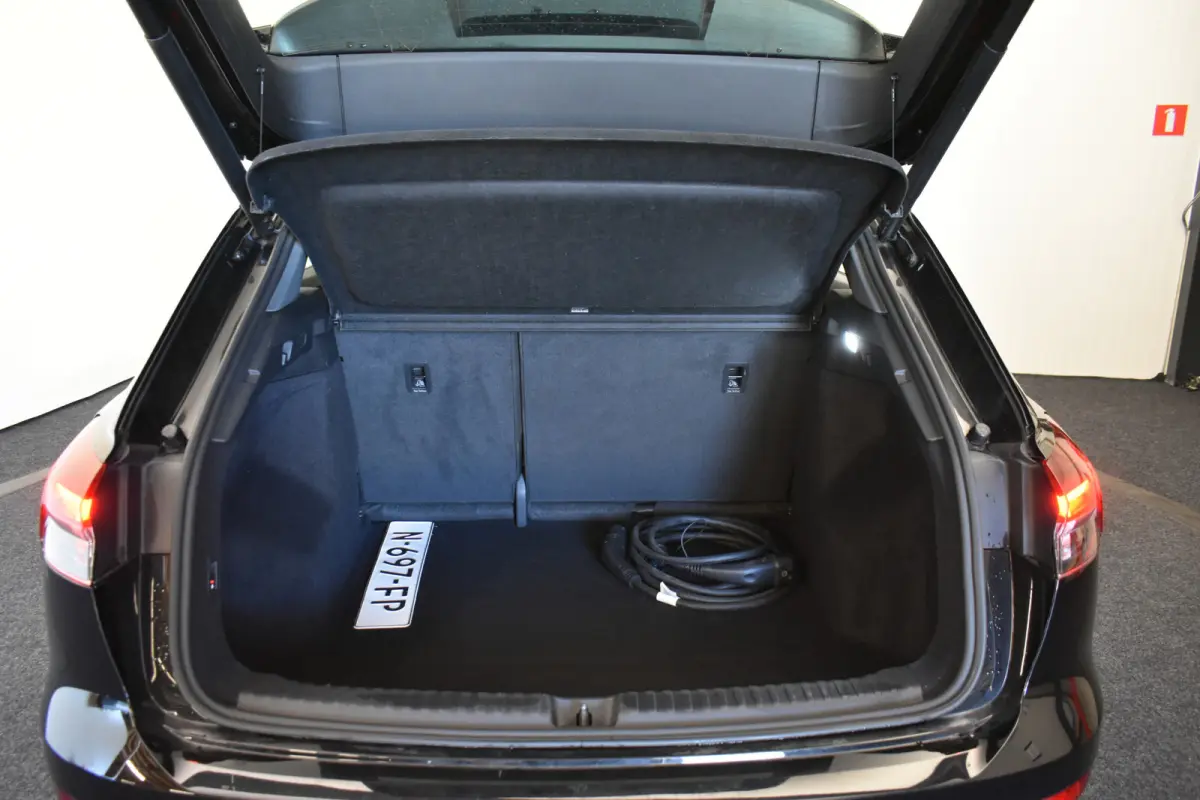 40 Launch edition Advanced 77 kWh Camera El aKlep+Trekh