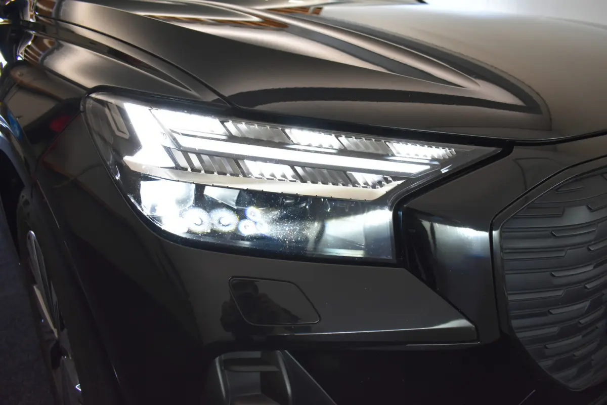 40 Launch edition Advanced 77 kWh Camera El aKlep+Trekh