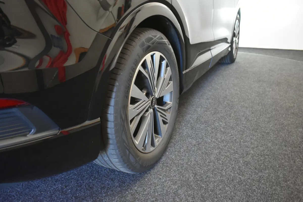 40 Launch edition Advanced 77 kWh Camera El aKlep+Trekh