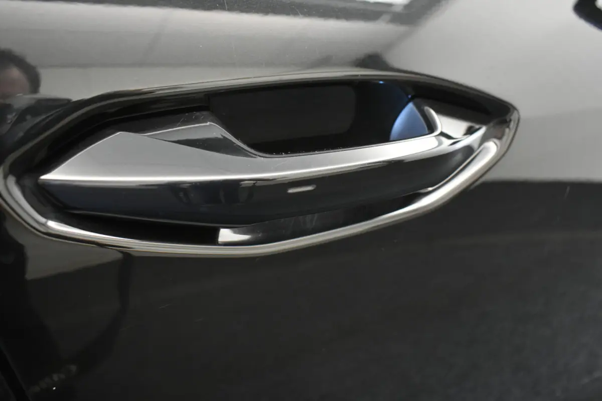 40 Launch edition Advanced 77 kWh Camera El aKlep+Trekh