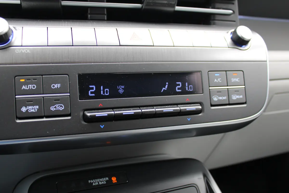 Premium Hybrid 2WD