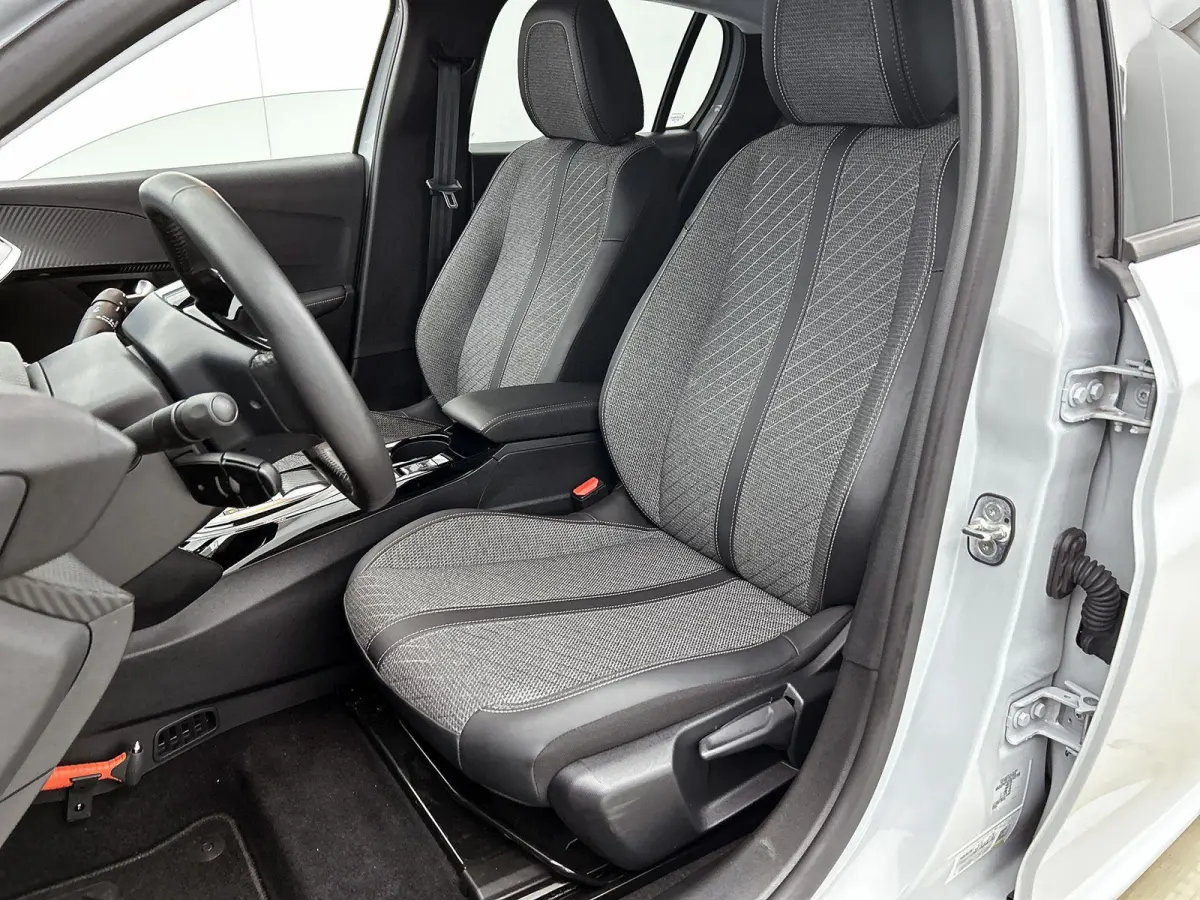 1.2 Hybrid 110pk Allure Automaat | Tot 8 Jaar Garantie | Navigatie | Camera Voor + Achter | Climate Control | Cruise Control | 16"LMV | LED |