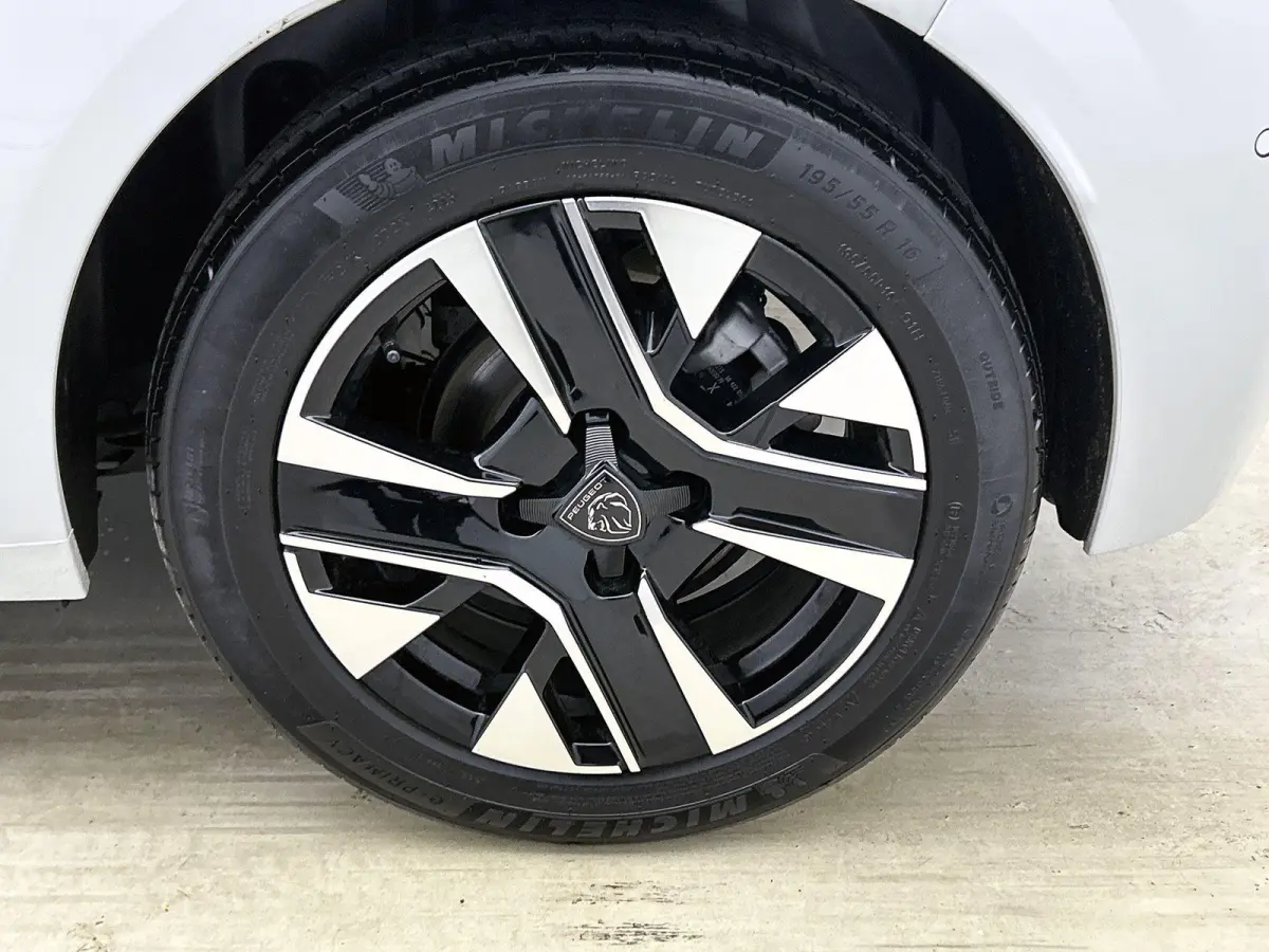 1.2 Hybrid 110pk Allure Automaat | Tot 8 Jaar Garantie | Navigatie | Camera Voor + Achter | Climate Control | Cruise Control | 16"LMV | LED |
