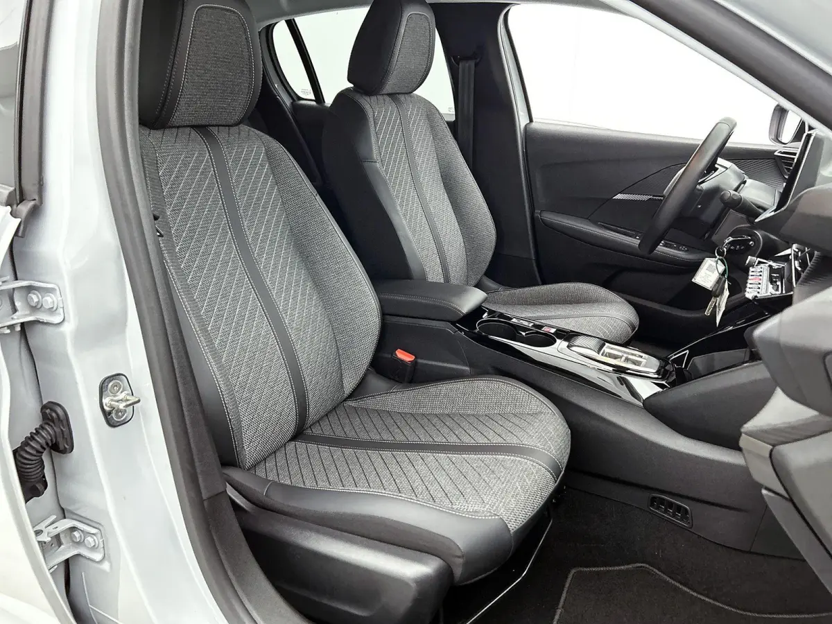1.2 Hybrid 110pk Allure Automaat | Tot 8 Jaar Garantie | Navigatie | Camera Voor + Achter | Climate Control | Cruise Control | 16"LMV | LED |