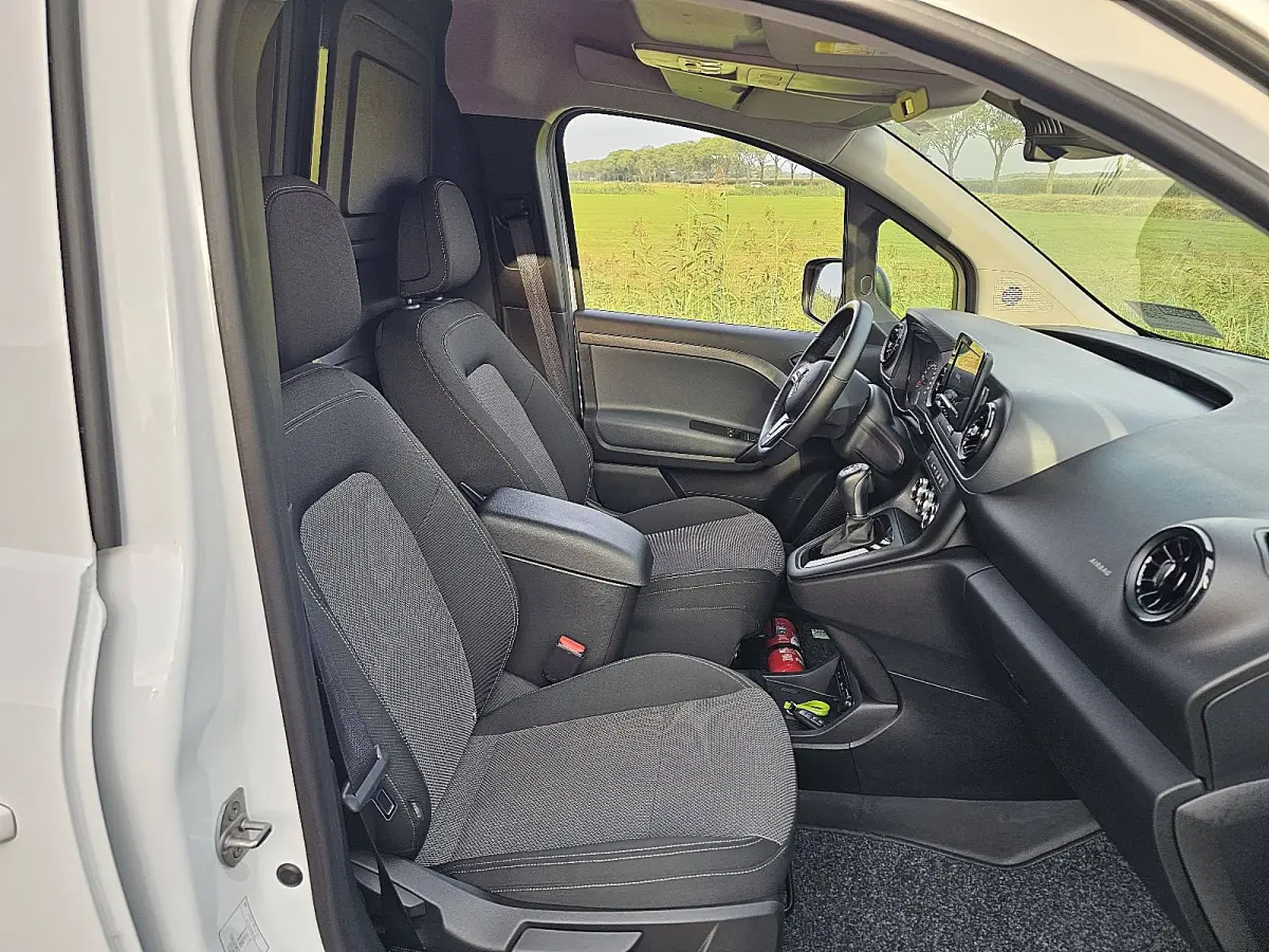 L1 Pro 51 kWh Cruise control, Automatische-Airco , Pdc, Carplay, Navi, Camera, Stoelverwarming, 290Km WLTP, 75kw-Snelladen, Mbux