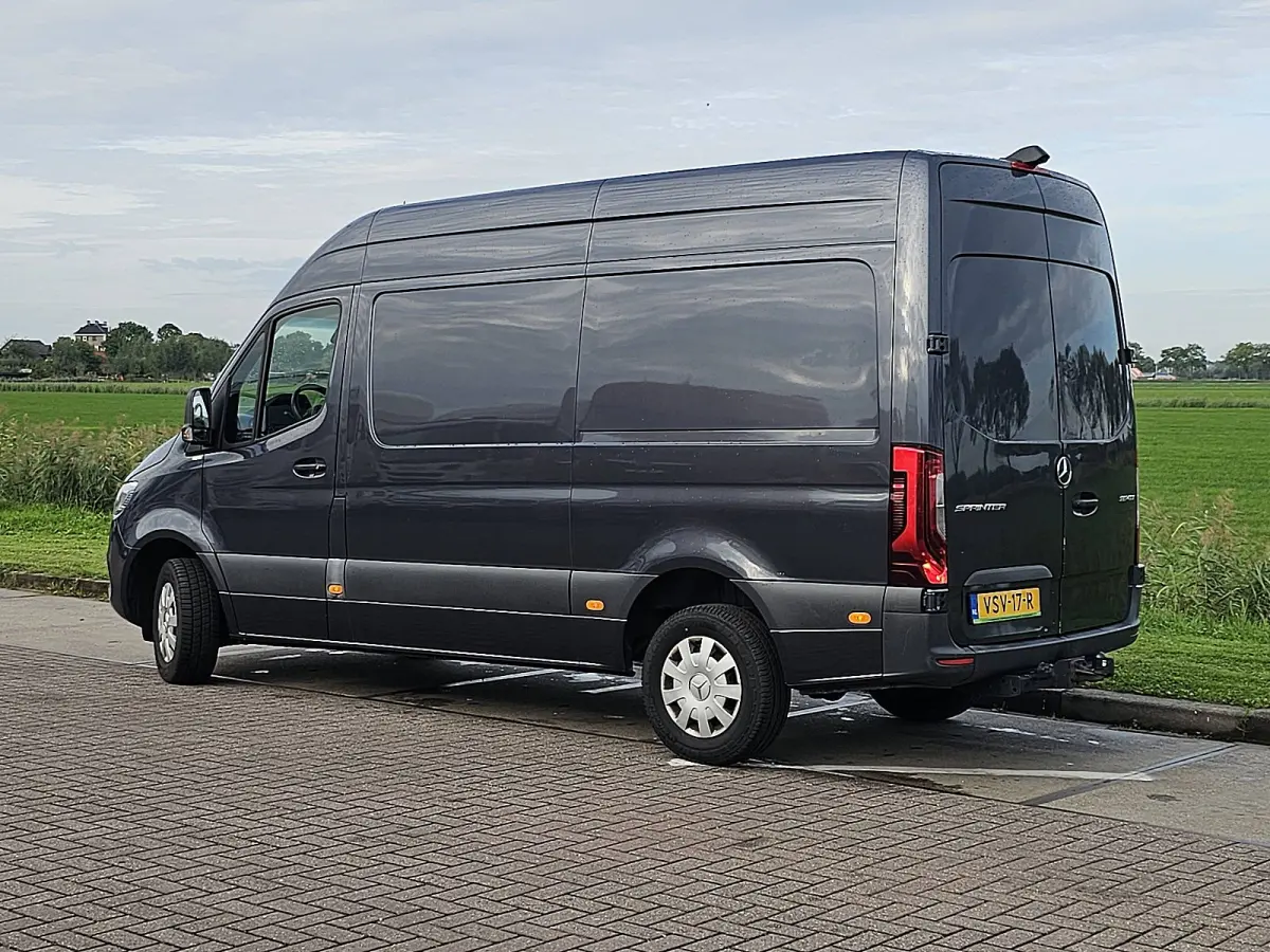 317 1.9 CDI L2H2 RWD Cruise control, Airco, Carplay, Navi, Camera, Led, Lane-assist, Climate control, Dodehoek detectie, 3,5T-trekhaak