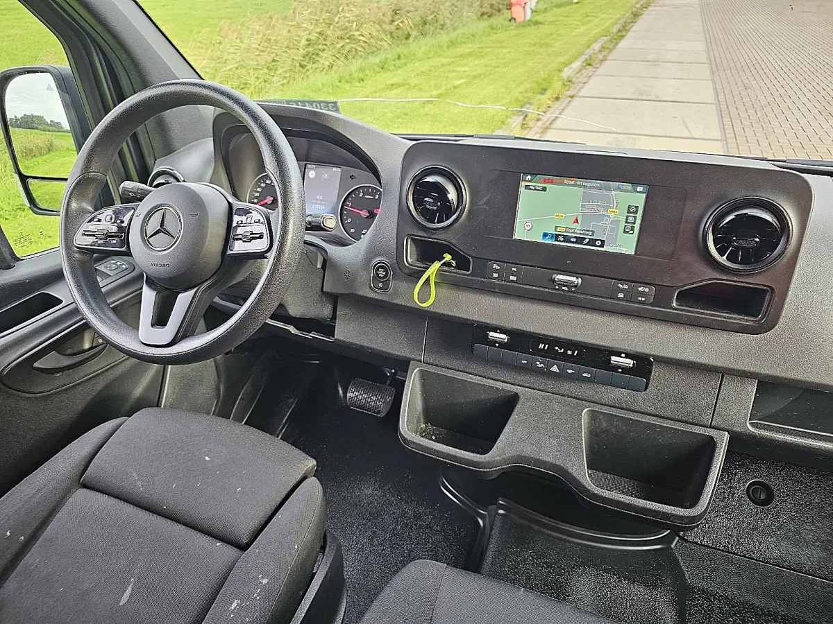 317 1.9 CDI L2H2 RWD Cruise control, Airco, Carplay, Navi, Camera, Led, Lane-assist, Climate control, Dodehoek detectie, 3,5T-trekhaak