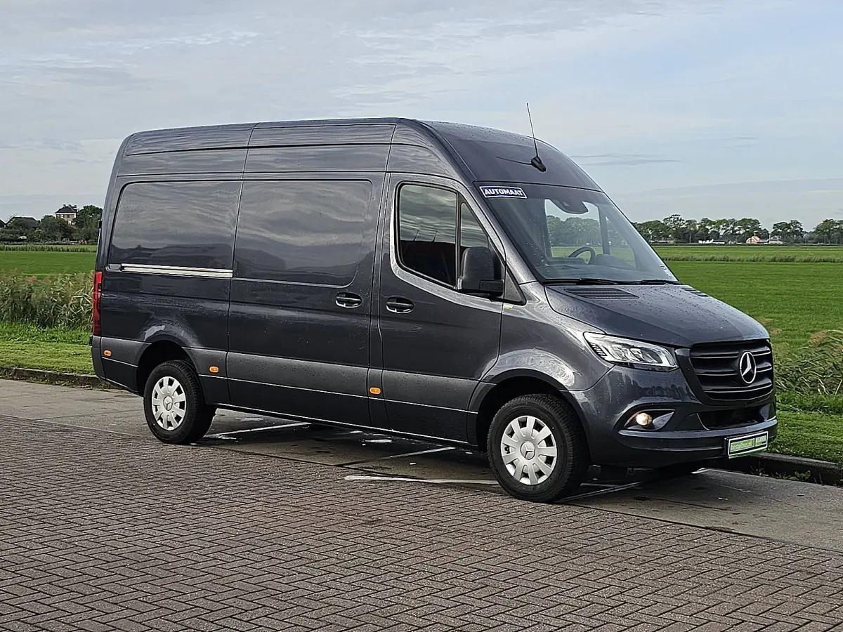 317 1.9 CDI L2H2 RWD Cruise control, Airco, Carplay, Navi, Camera, Led, Lane-assist, Climate control, Dodehoek detectie, 3,5T-trekhaak