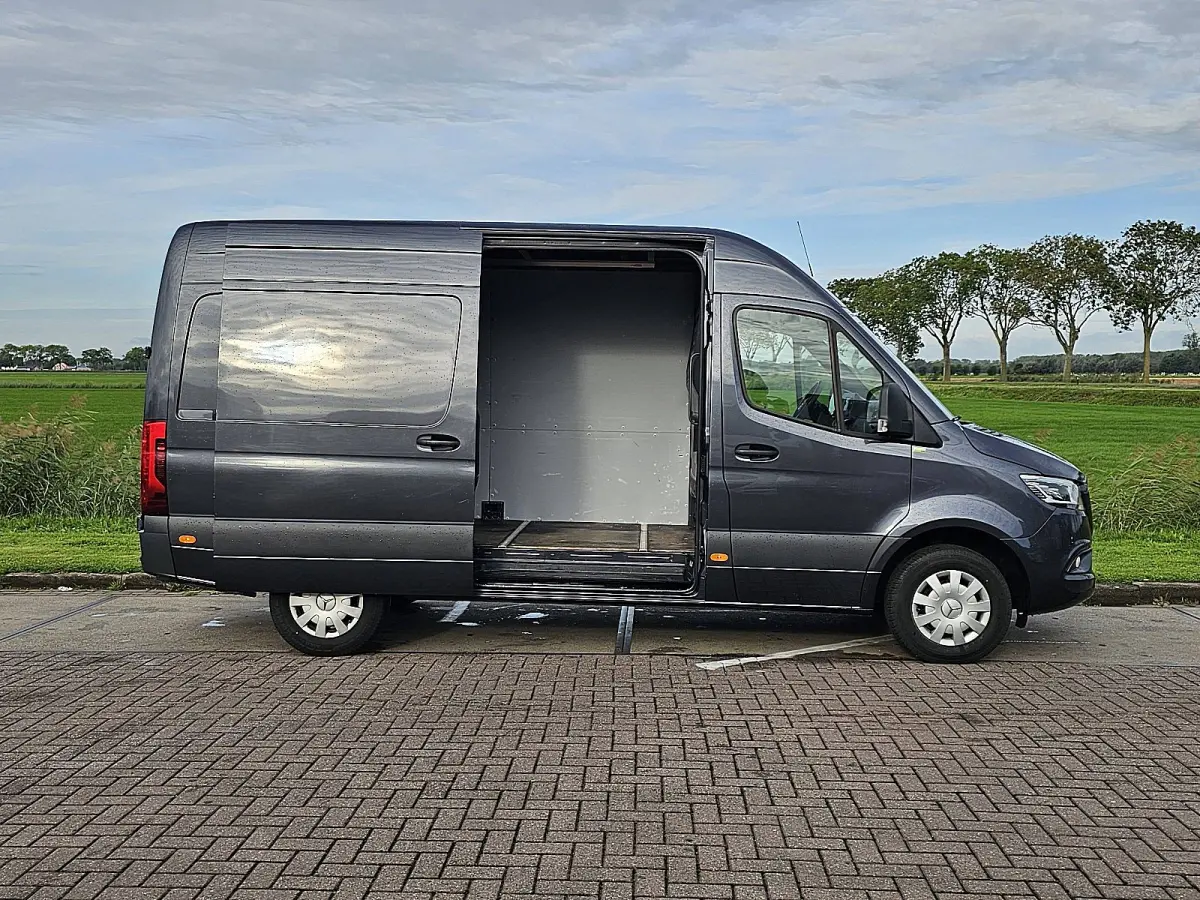 317 1.9 CDI L2H2 RWD Cruise control, Airco, Carplay, Navi, Camera, Led, Lane-assist, Climate control, Dodehoek detectie, 3,5T-trekhaak