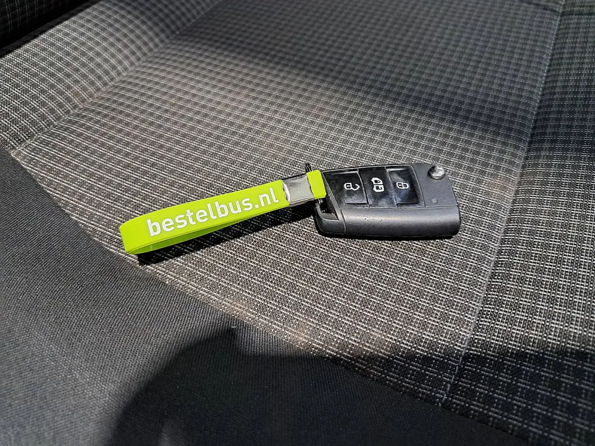 2.0 TDI L2H1 Cruise control, Airco, Pdc, Stoelverwarming, Trekhaak, 3-Zits
