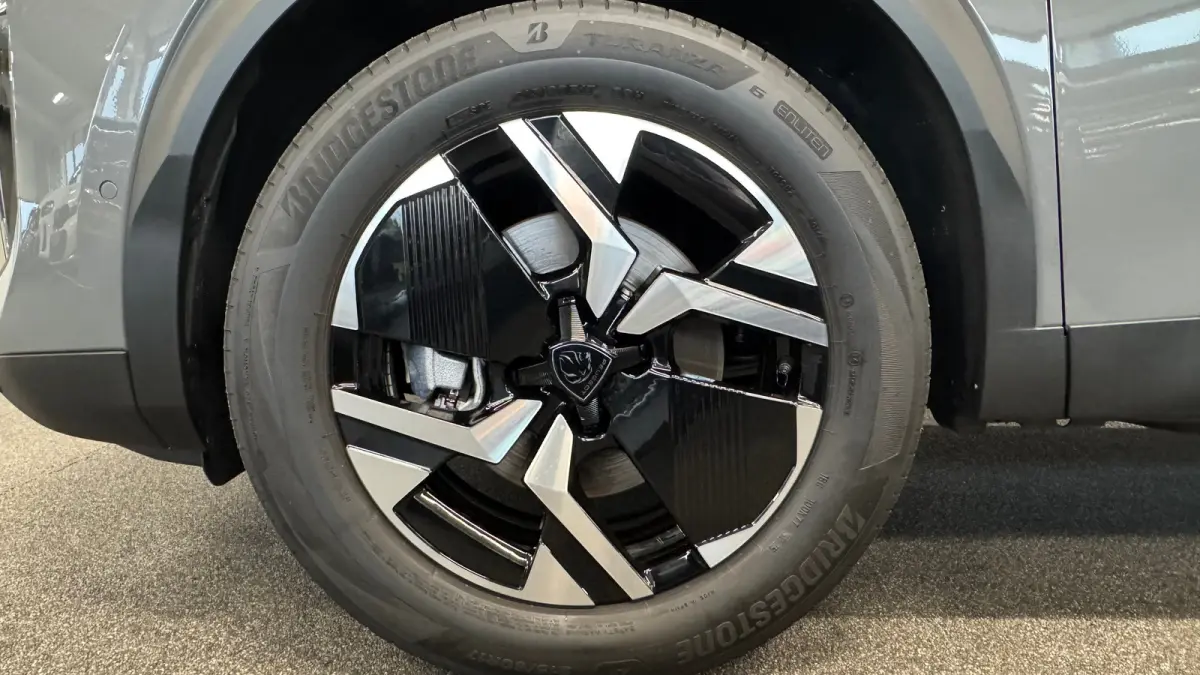 1.2 HYBRID 145PK ALLURE AUTOMAAT / TOT 8 JAAR GARANTIE / NAVI / LEDER / CLIMA / LED / PDC / 17" LMV / KEYLESS / 360 CAMERA / CRUISECONTROL / 1E EIGENAAR / NIEUWSTAAT !!