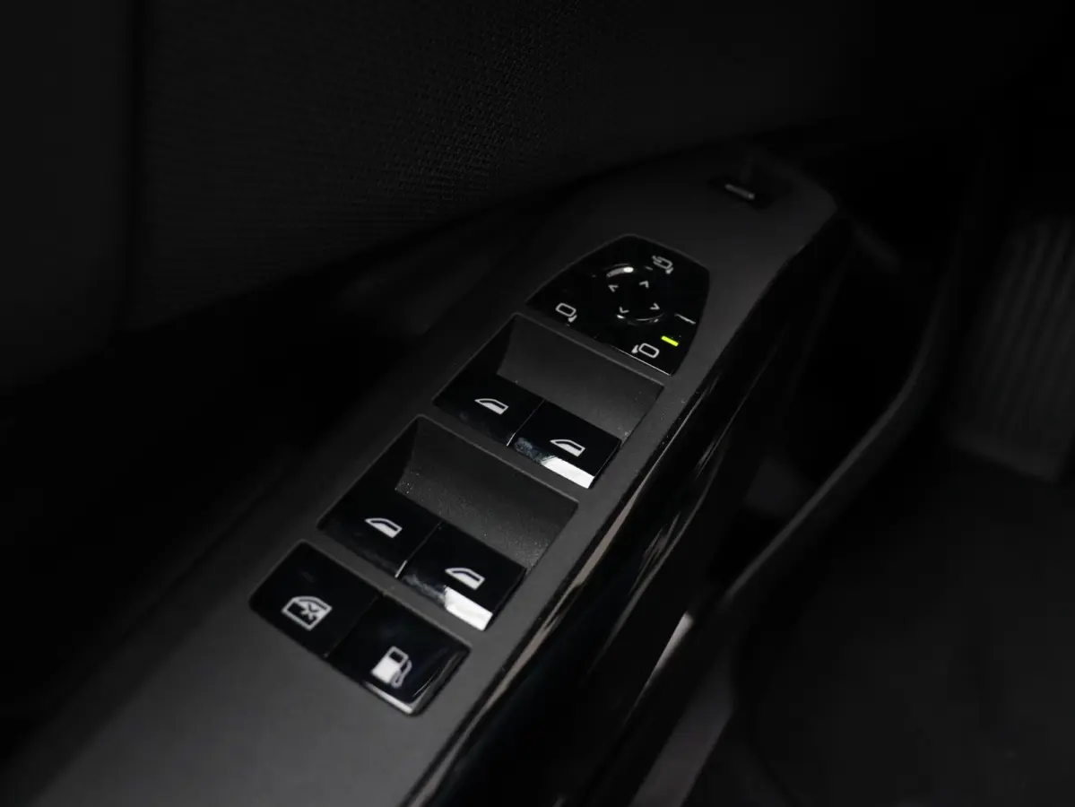 30e xDrive | M Sportpakket Pro | Panodak | Trekhaak | Driving Assistant Prof. | Head-Up | Parking Assistant Prof. | Harman Kardon | Elektr. Stoelen | Stuurwiel Verwarmd | 21'' LMV