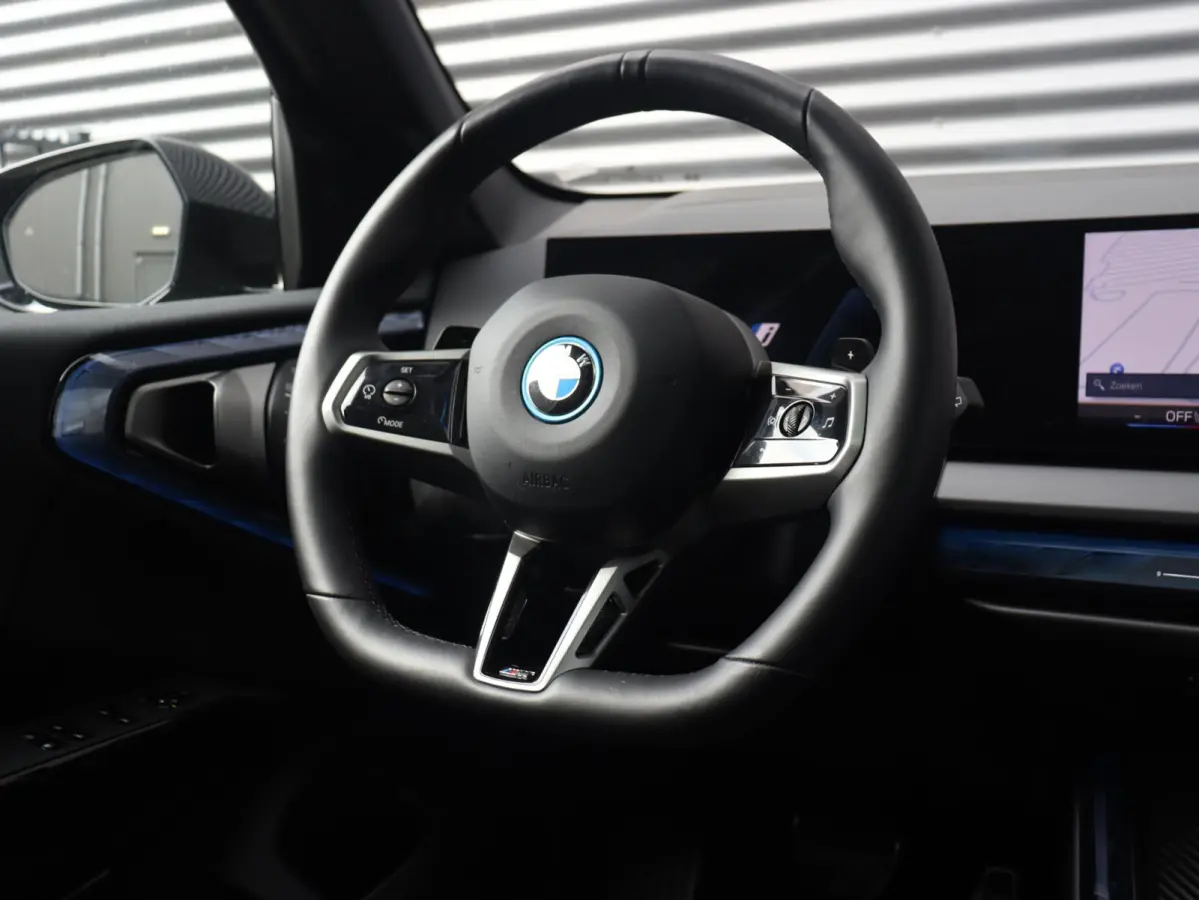 30e xDrive | M Sportpakket Pro | Panodak | Trekhaak | Driving Assistant Prof. | Head-Up | Parking Assistant Prof. | Harman Kardon | Elektr. Stoelen | Stuurwiel Verwarmd | 21'' LMV