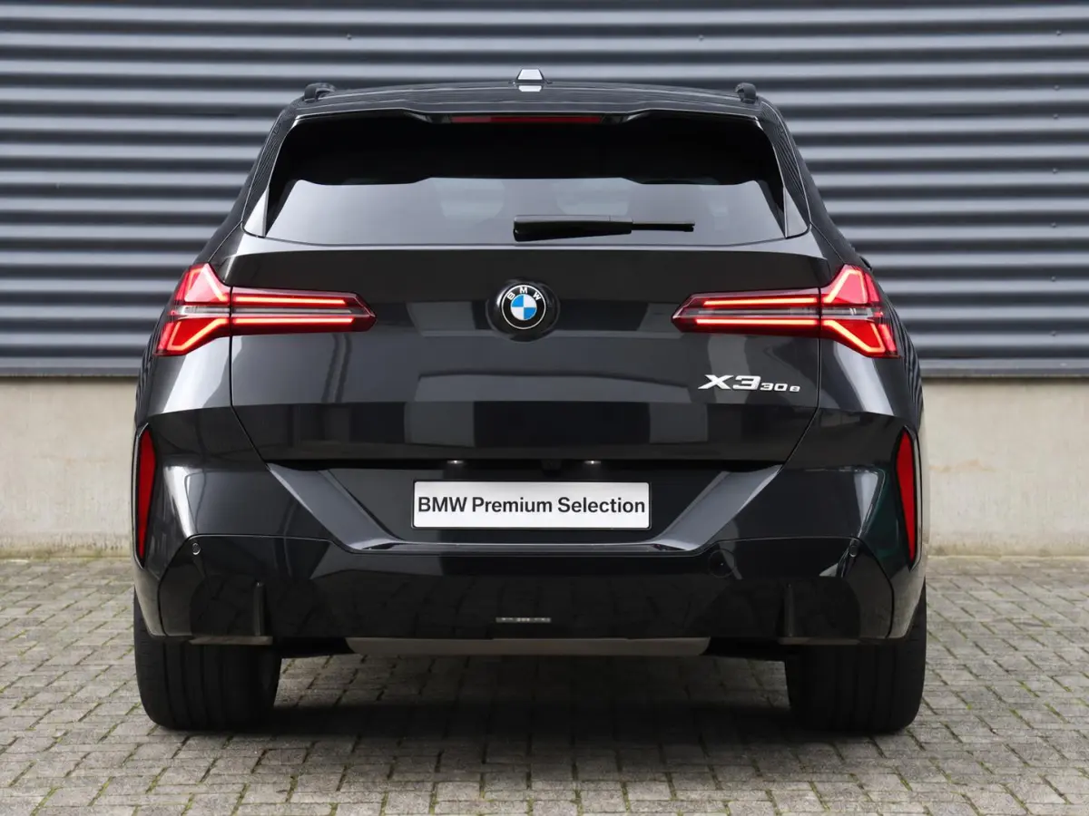 30e xDrive | M Sportpakket Pro | Panodak | Trekhaak | Driving Assistant Prof. | Head-Up | Parking Assistant Prof. | Harman Kardon | Elektr. Stoelen | Stuurwiel Verwarmd | 21'' LMV