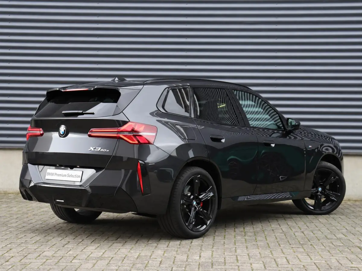30e xDrive | M Sportpakket Pro | Panodak | Trekhaak | Driving Assistant Prof. | Head-Up | Parking Assistant Prof. | Harman Kardon | Elektr. Stoelen | Stuurwiel Verwarmd | 21'' LMV