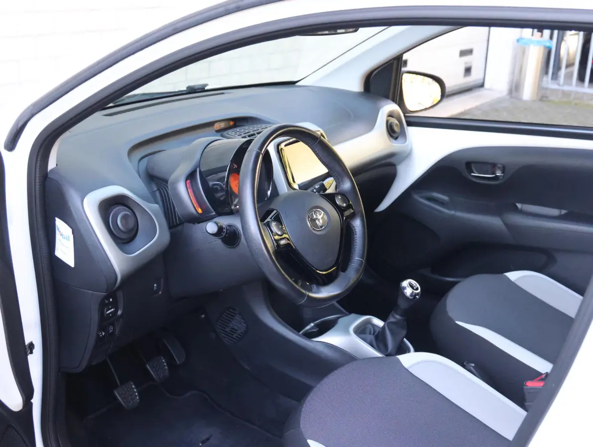 1.0 69pk X-Play | Navigatie | Camera | Airco | Bluetooth