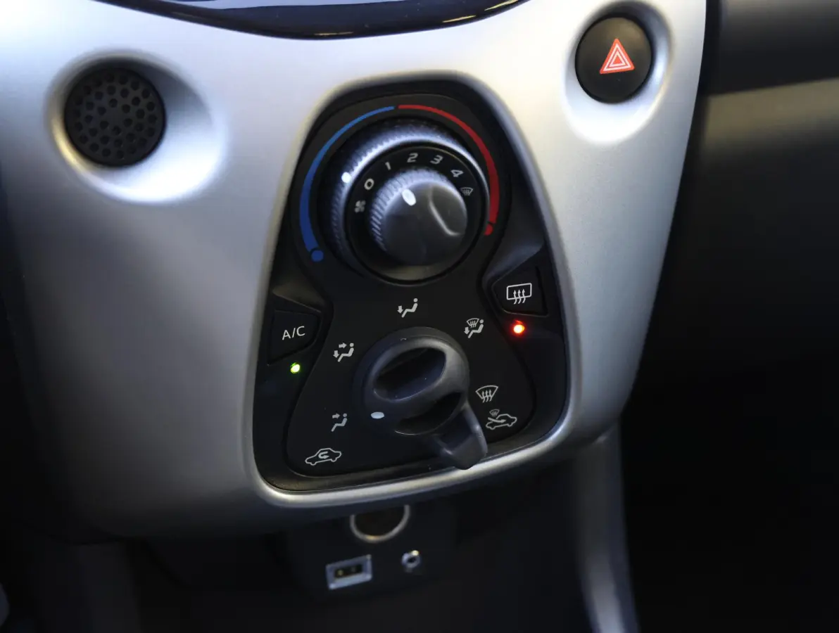 1.0 69pk X-Play | Navigatie | Camera | Airco | Bluetooth