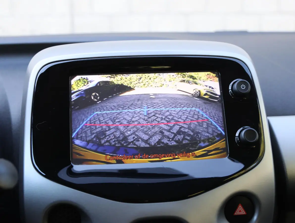 1.0 69pk X-Play | Navigatie | Camera | Airco | Bluetooth