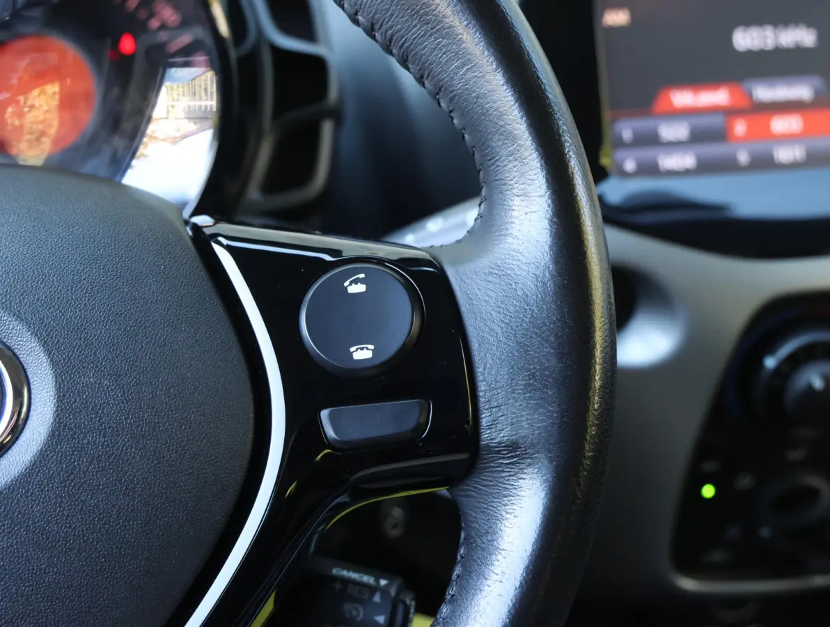 1.0 69pk X-Play | Navigatie | Camera | Airco | Bluetooth