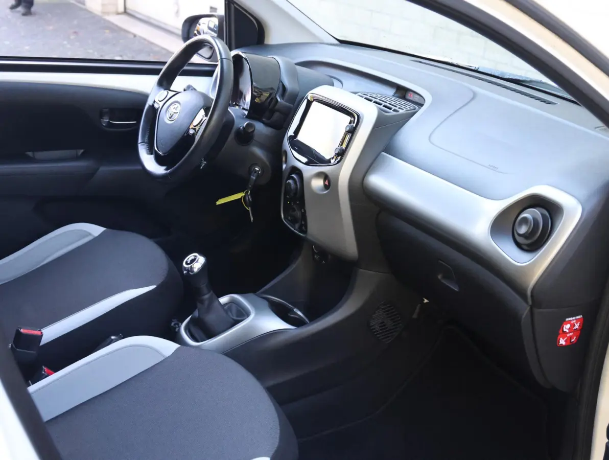 1.0 69pk X-Play | Navigatie | Camera | Airco | Bluetooth