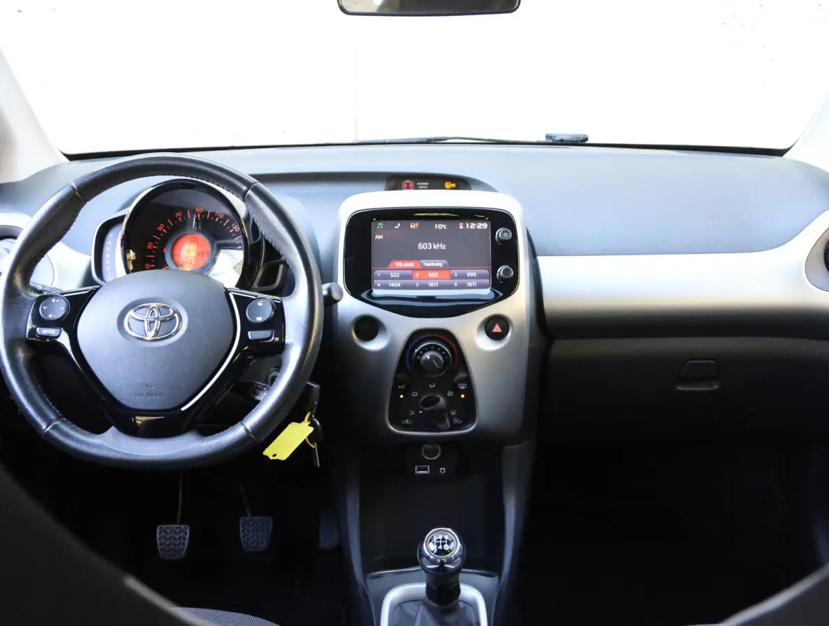 1.0 69pk X-Play | Navigatie | Camera | Airco | Bluetooth