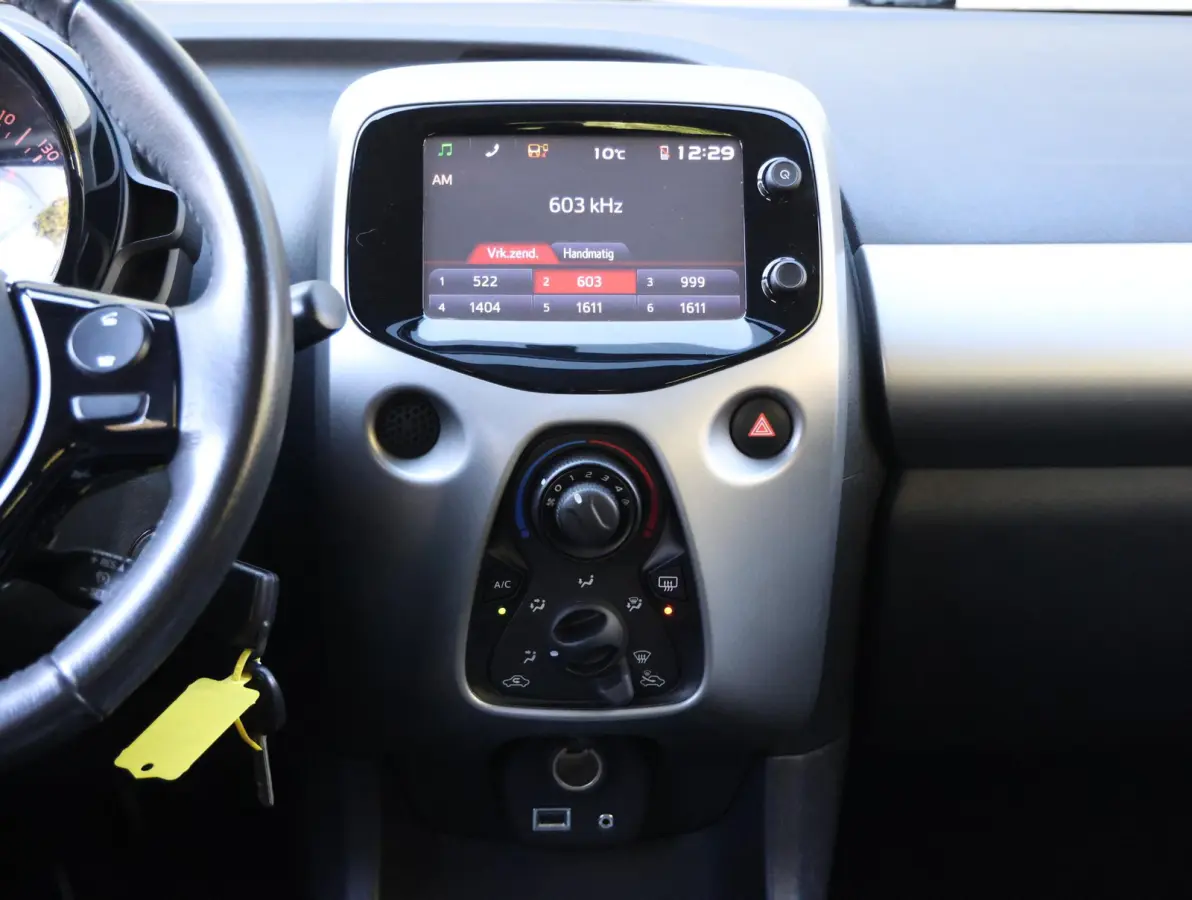 1.0 69pk X-Play | Navigatie | Camera | Airco | Bluetooth