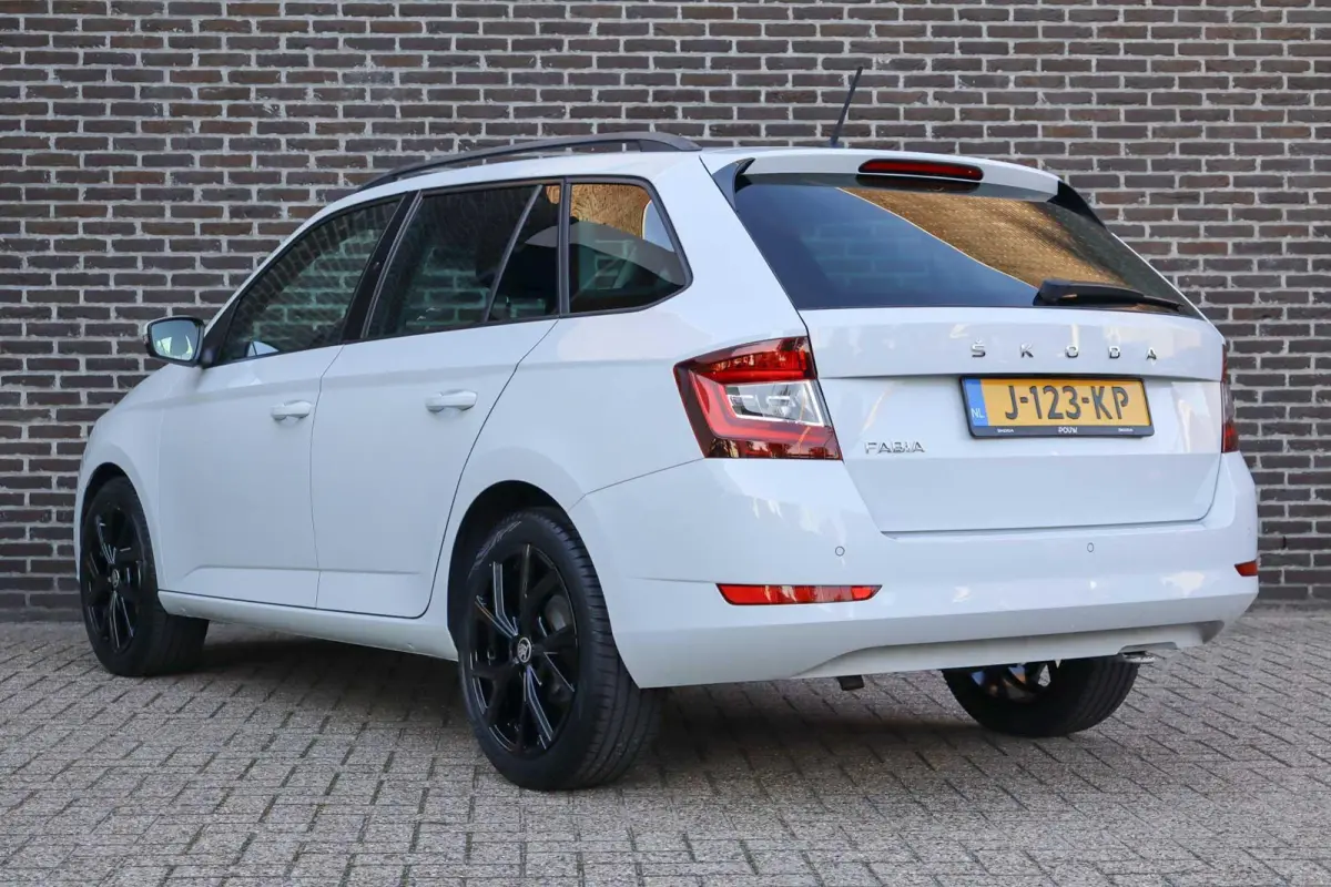 1.0 TSI 95pk Ambition | Volautomatische airconditioning | All season banden | Parkeersensoren achter