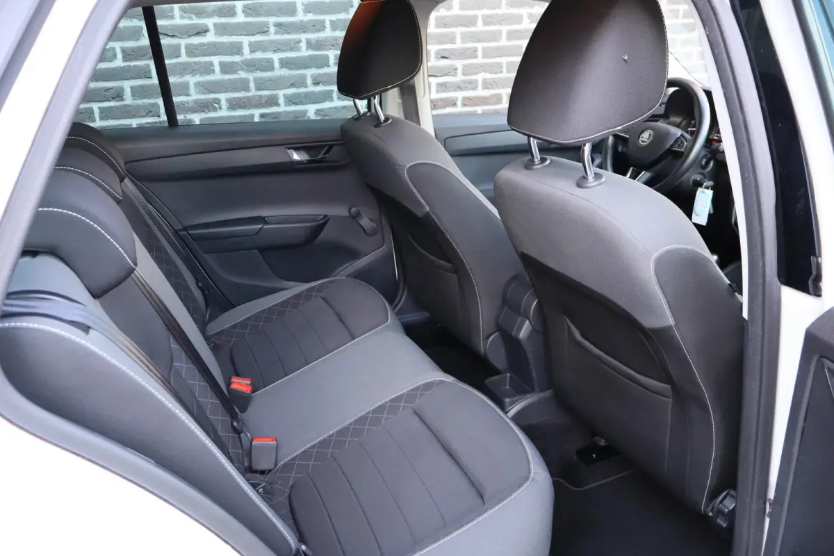 1.0 TSI 95pk Ambition | Volautomatische airconditioning | All season banden | Parkeersensoren achter