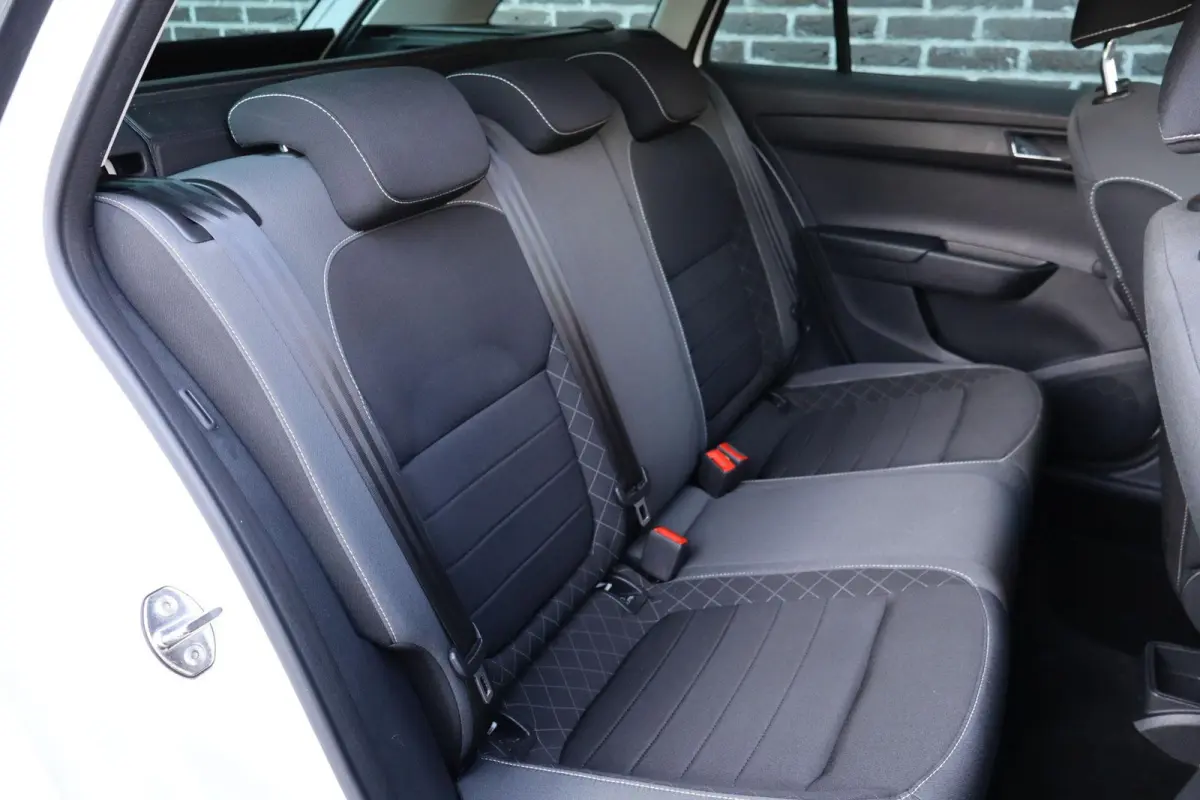 1.0 TSI 95pk Ambition | Volautomatische airconditioning | All season banden | Parkeersensoren achter