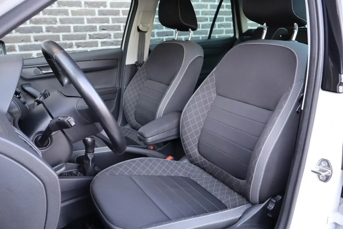 1.0 TSI 95pk Ambition | Volautomatische airconditioning | All season banden | Parkeersensoren achter