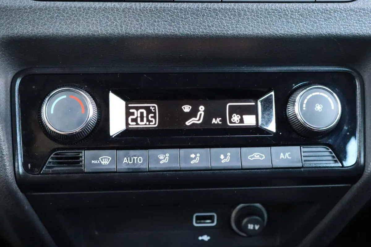 1.0 TSI 95pk Ambition | Volautomatische airconditioning | All season banden | Parkeersensoren achter